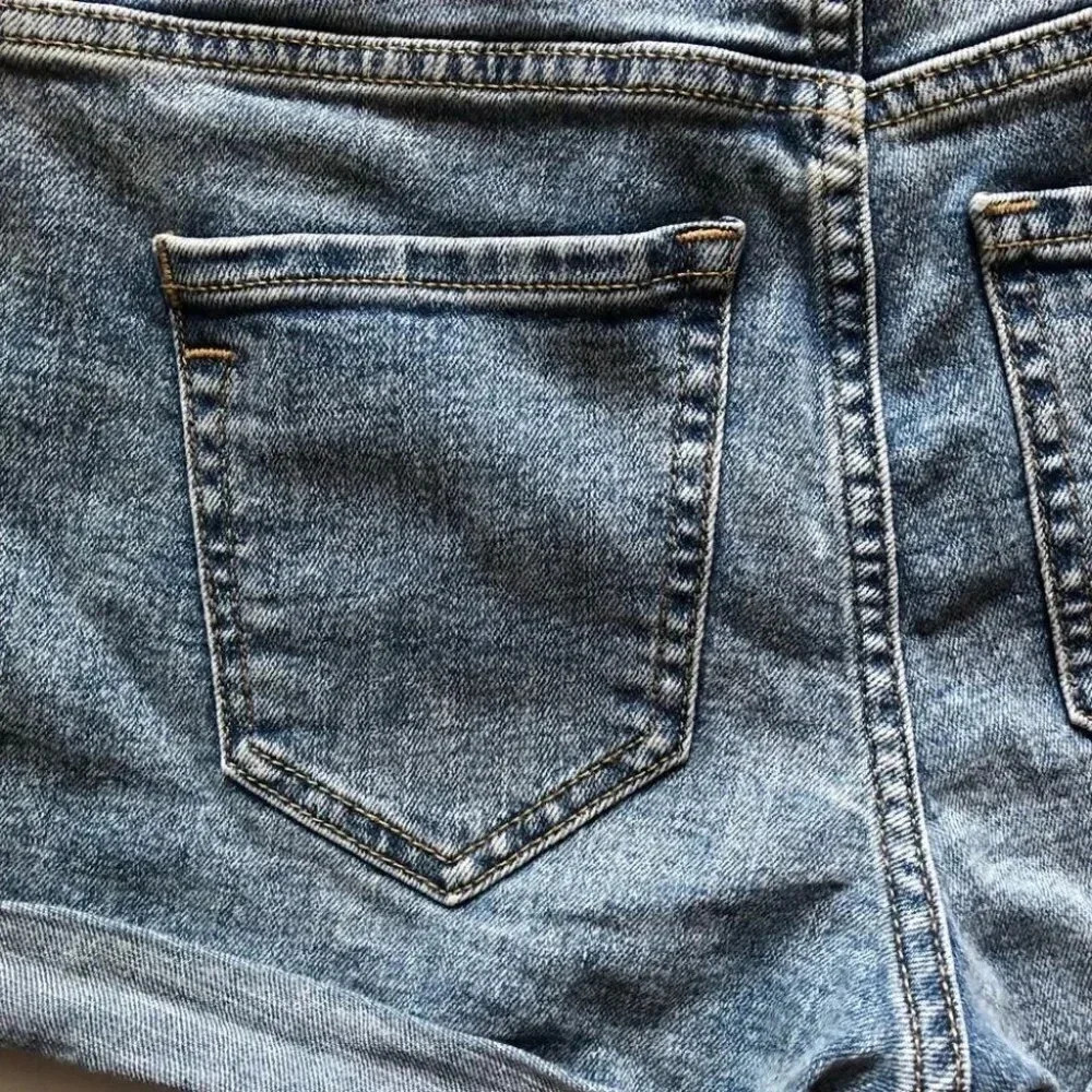 Old Navy Women's Boyfriend Fit Rolled Cuffed Mild Distressing Size 0 - Picture 13 of 15